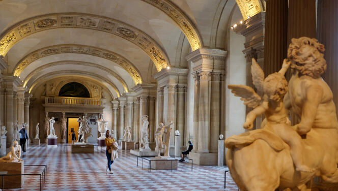Visiteurs masqués au Louvre, à Paris, le 14 octobre 2020.