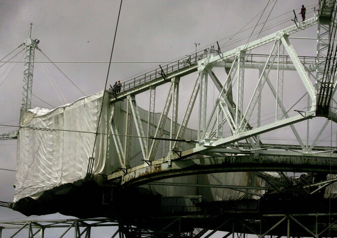 Des ouvriers repeignent la structure au-dessus du radiotélescope, en 2007.