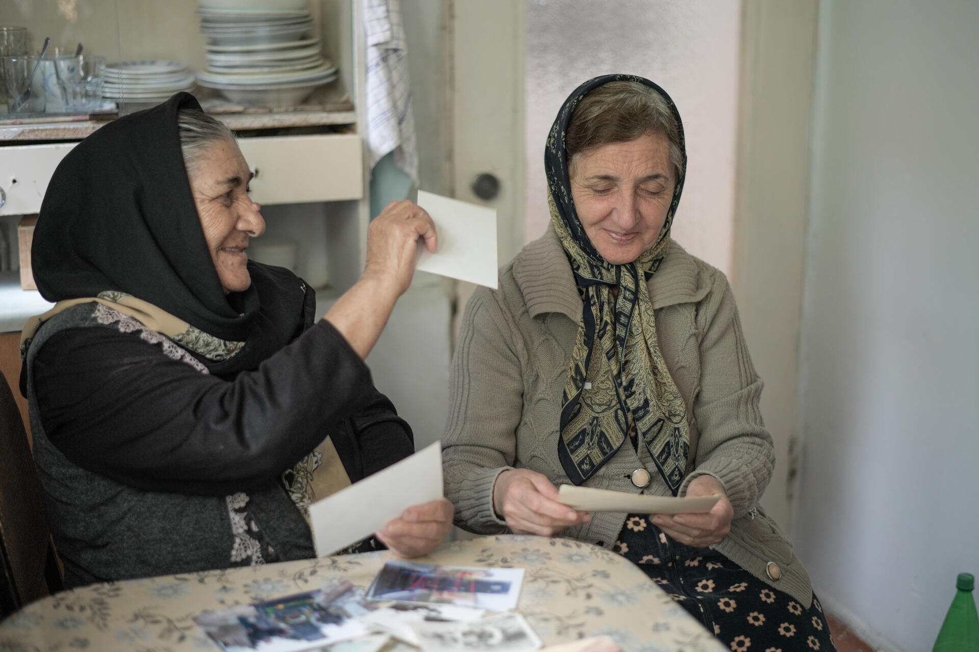 Ulkar Allahverdiyeva et sa belle-fille Mehriban Kalbaliyeva regardent des photos souvenirs de Jabrail. Le 14 novembre, dans un faubourg de Bakou, en Azerbaïdjan.