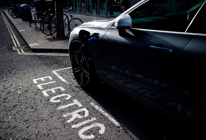 Une voiture électrique en train de se recharger, à Londres, le 18 novembre 2020.