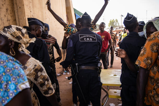 Des policiers contrôlent des partisans de Zéphirin Diabré, candidat à l’élection présidentielle, lors d’un meeting à Ouagadougou, le 15 novembre 2020.