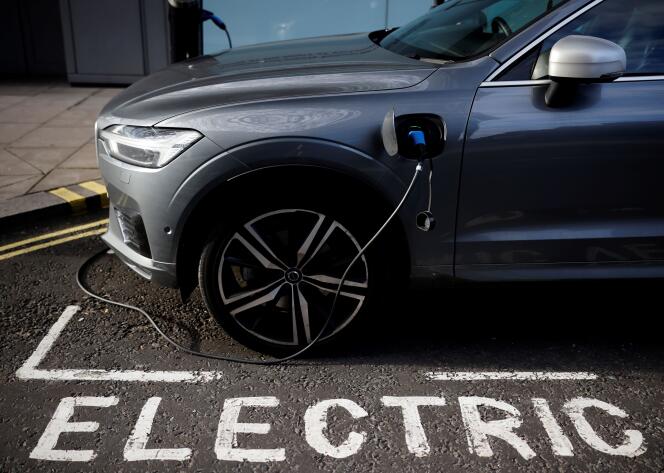 Chargement d’un véhicule électrique, à Londres, en novembre 2020.