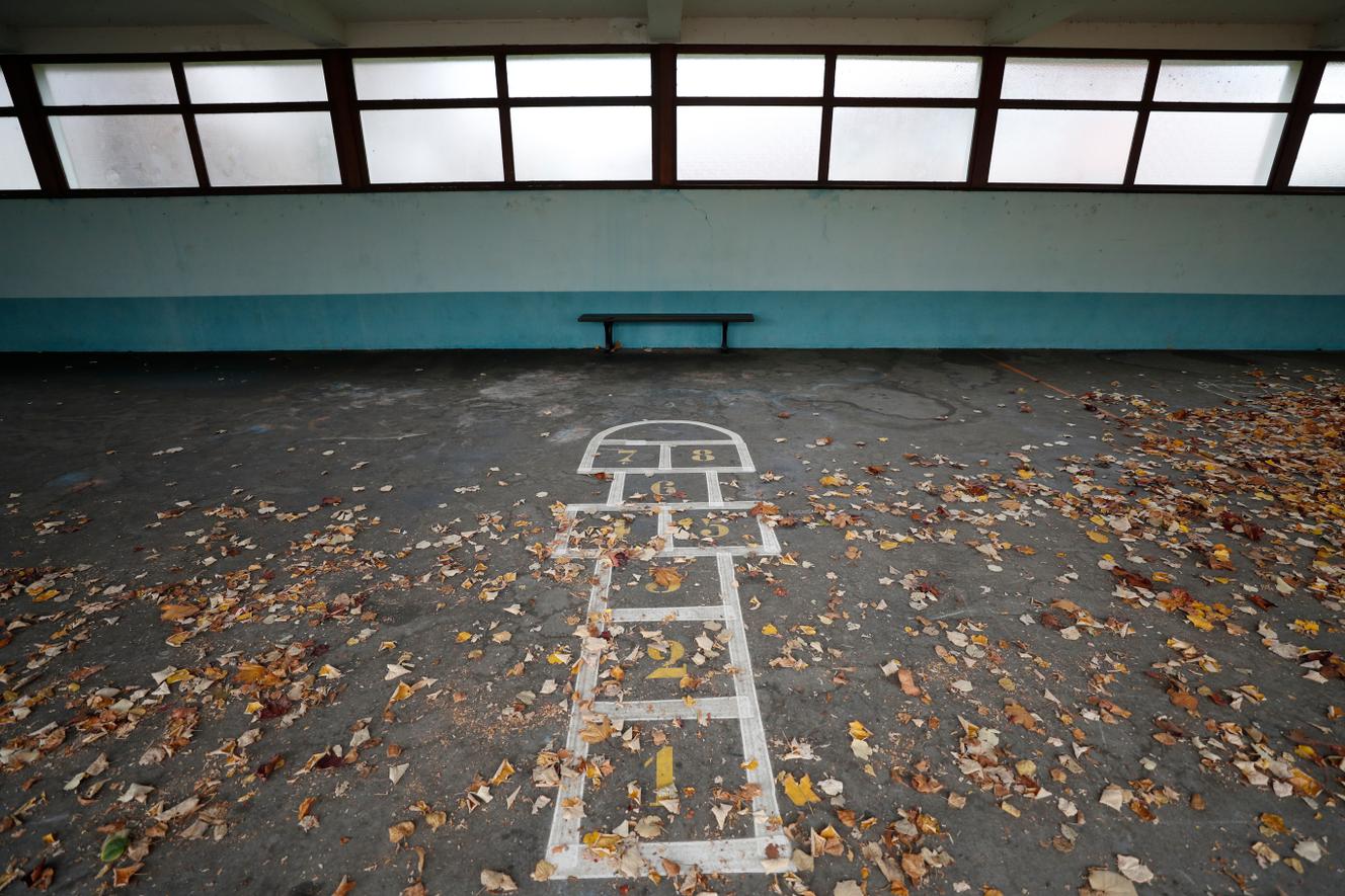 Lors de l’hommage à Samuel Paty, le 2 novembre 2020, dans la cour d’une école de Strasbourg.