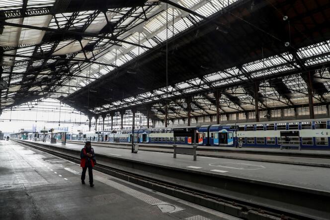 Quai presque vide, Gare de Lyon, à Paris, le 3 avril 2020, durant le premier confinement dans le cadre de la pandémie de Covid-19.