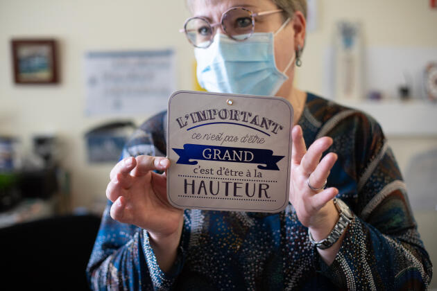 Hôpital Bichat, Paris, le 13 novembre. Sandrine de Pamphilis, cadre de santé, a choisi, parmi les éléments de décoration qui ornent son bureau, une affichette particulièrement symbolique en ces temps de Covid-19.