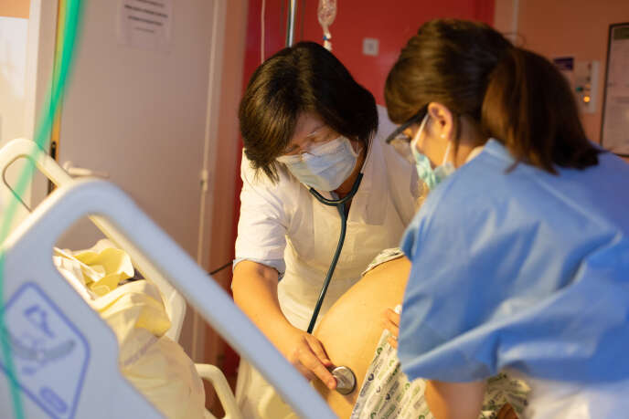 Un patient atteint du Covid-19, dans le service pneumologie de l’hôpital Bichat, à Paris, le 13 novembre.