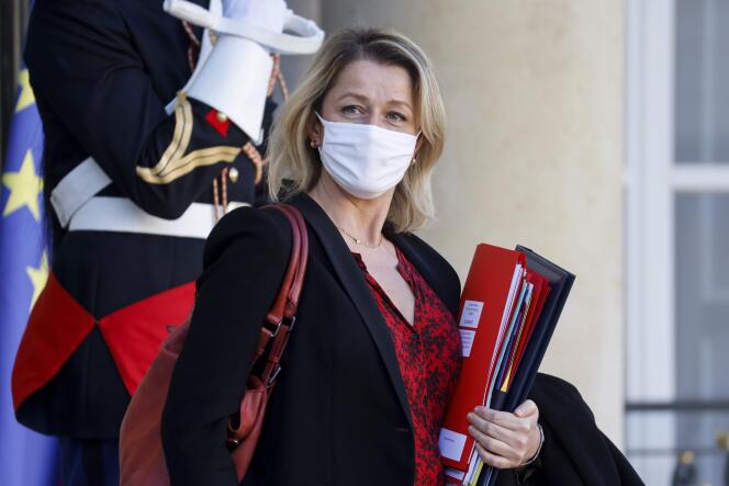 La ministre de la transition écologique, Barbara Pompili, à sa sortie de l’Elysée le 18 novembre.