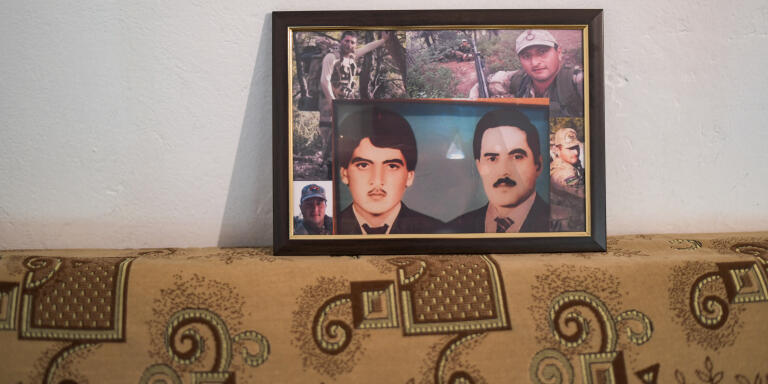 Cette photo montre le fils et le mari de Ulkar Allahverdieva. Ils ont été tués pendant la guerre par les Armeniens.