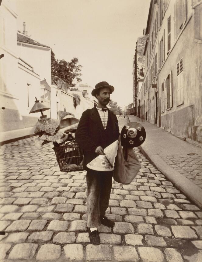 Un vendeur, rue Lepic (Paris 18e), en 1901. Photographie d’Eugène Atget (1857-1927).