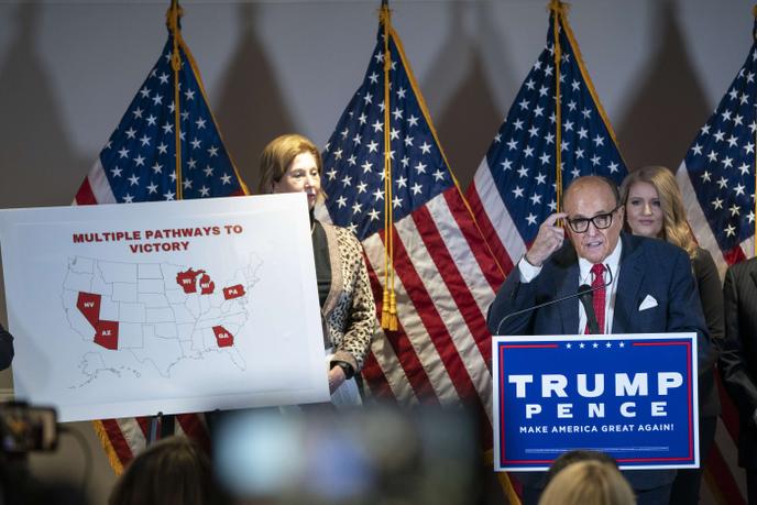 L’avocat de Donald Trump, Rudy Giuliani, présente différents recours lors d’une conférence de presse le 19 novembre.