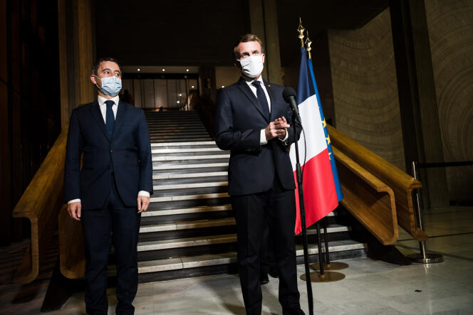 Emmanuel Macron et le ministre de l’intérieur, Gérald Darmanin, à la préfecture de Bobigny (Seine-Saint-Denis), le 20 octobre.