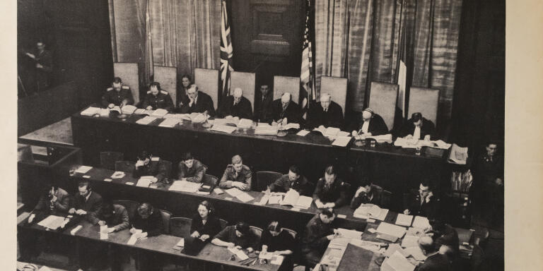 En haut de l'image la table des juges : deux russes, deux britanniques, deux americains et les deux juges francais Henri Donnedieu de Vabres et Robert Falco.