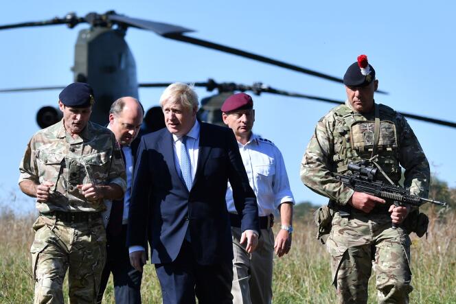Le premier ministre britannique, Boris Johnson, en visite au centre d’entraînement militaire de Salisbury, au sud-ouest de l’Angleterre, le 19 septembre.