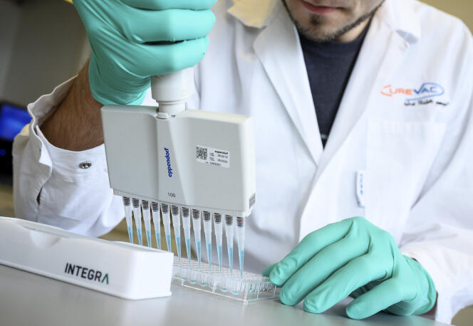 Un biologiste dans un laboratoire de la société CureVac, à Tübingen, dans le Bade-Wurtemberg (Allemagne), le 24 février.