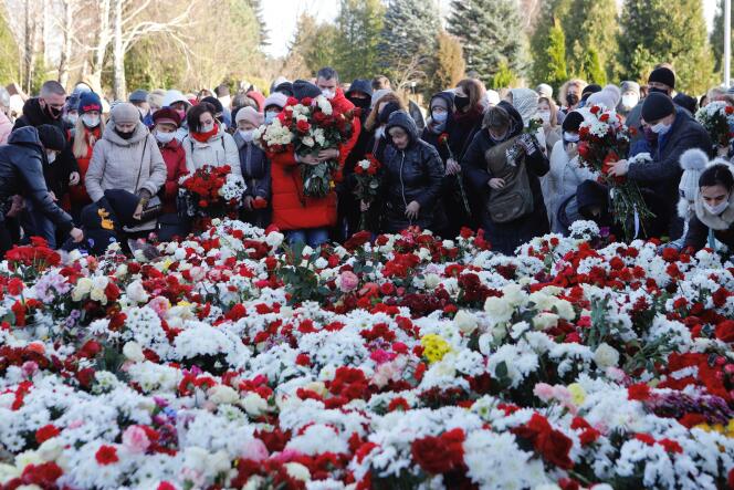 Des personnes déposent des fleurs aux funérailles de Roman Bondarenko, vendredi 20 septembre.