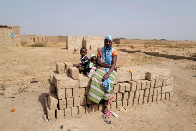 Une femme et ses enfants qui ont fui les combats dans la région de Soul, au Burkina Faso, en novembre 2020.
