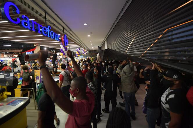 Des manifestants envahissent un supermarché du groupe Carrefour à Sao Paulo, au Brésil, le 20 novembre.