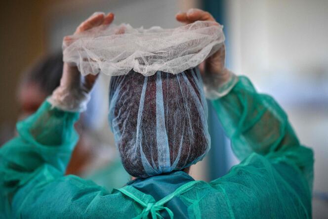 Une infirmière dans le service de soins intensifs du Centre Hospitalier de l’Europe au Port-Marly (Yvelines), le 4 novembre.