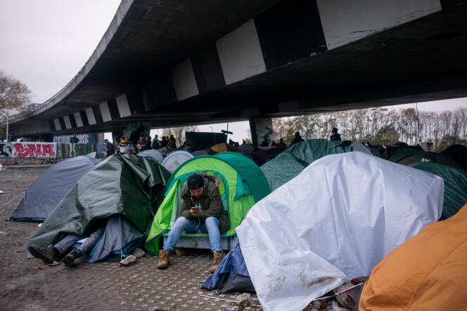 Un migrant afghan à l’intérieur d’un campement de fortune aux abords du Stade de France, le 2 novembre.
