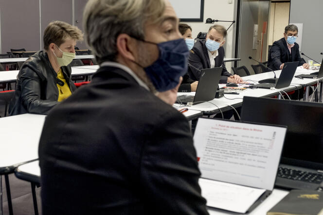 Lors d’une réunion de la cellule de crise pour la gestion de l’épidémie de la métropole de Lyon, le 17 novembre.