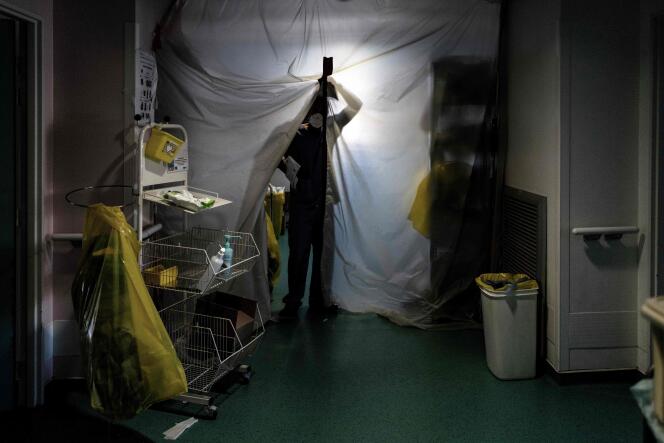 Un soignant rentre dans l’unité Covid-19 de l’Hôpital privé de la Loire, à Saint-Etienne, le 6 novembre.