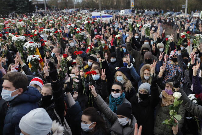 A Minsk, le 20 novembre, des manifestants brandissent des roses, pour rendre hommage à Roman Bondarenko, un manifestant antigouvernement, mort à l’hôpital, après avoir été passé à tabac par les forces de l’ordre.