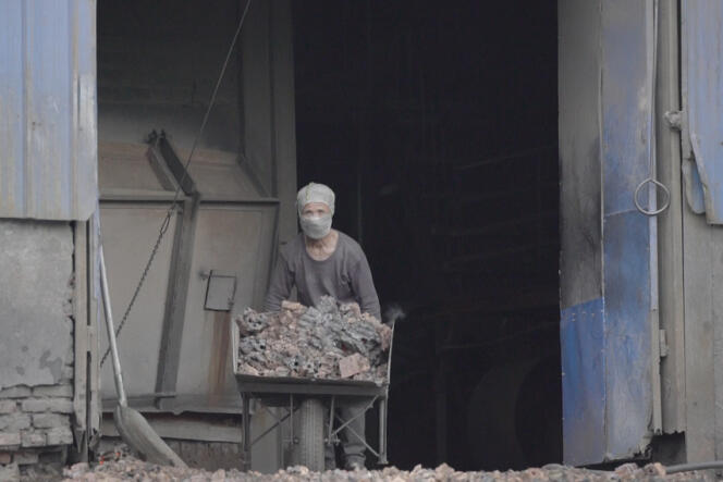 Un ouvrier chinois dans une raffinerie de graphite.