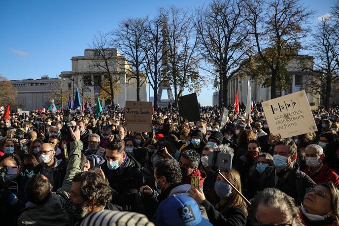Plusieurs milliers de personnes se sont rassemblées près du Trocadéro à Paris samedi 21 novembre.