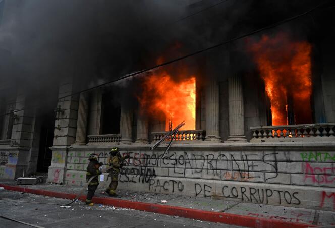 Des pompiers tentent d’arrêter l’incendie du Parlement à Guatemala City, samedi 21 novembre.