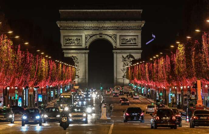 Avenue des Champs-Elysées après l'ouverture des lumières de Noël le 22 novembre.