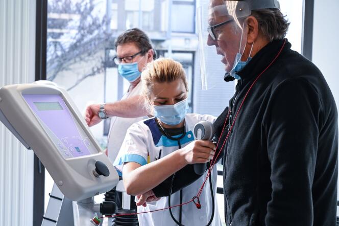 Séance d’entraînement dans une clinique spécialisée dans le traitement des formes sévères de Covid-19, à Dieulefit  (Drôme), le 19 novembre 2020.