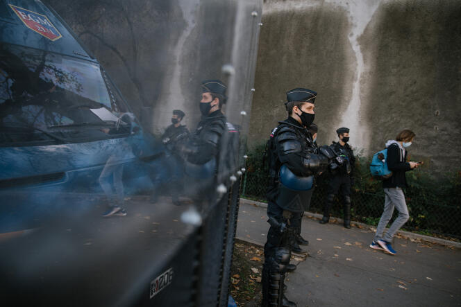 La place du Trocadéro est quadrillée par les CRS, et l’entrée sur le lieu de la manifestation se fait au compte-gouttes, à Paris, le 21 novembre.
