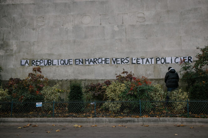 Une banderole dénonçant la loi de sécurité globale, sur un mur près du Trocadéro, à Paris, le 21 novembre.