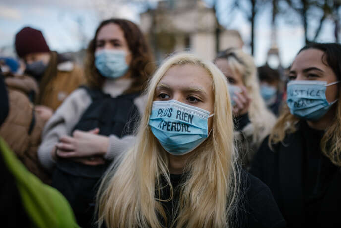 Paris. Manifestation contre la loi « sécurité globale » près du Trocadéro le samedi 21 novembre. Plusieurs milliers de personnes se sont rassemblées en France contre l'adoption de cette loi. Vers 17 heures, la place était remplie.