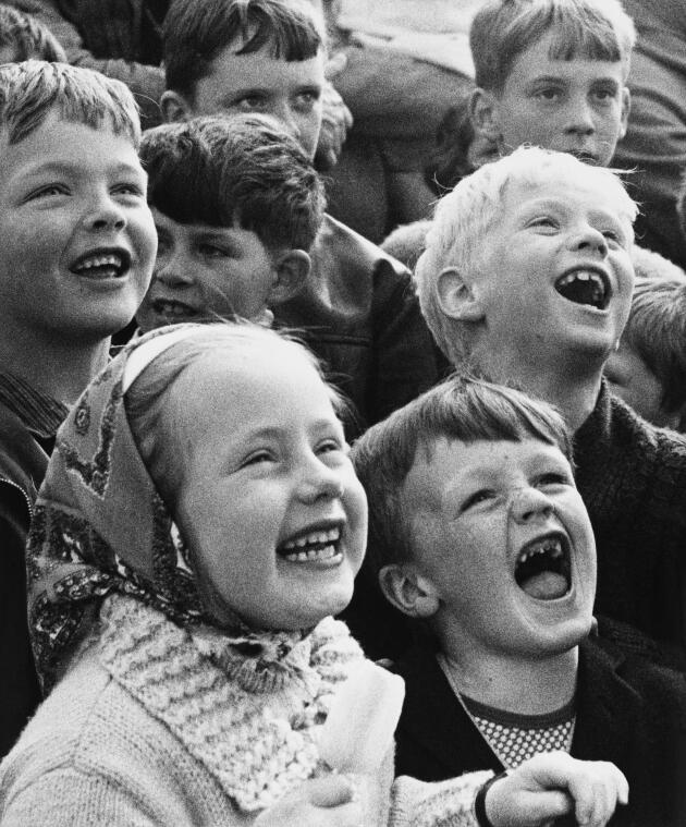 Le rire social entraîne une libération collective d’endorphines, une manière de renforcer le lien social.