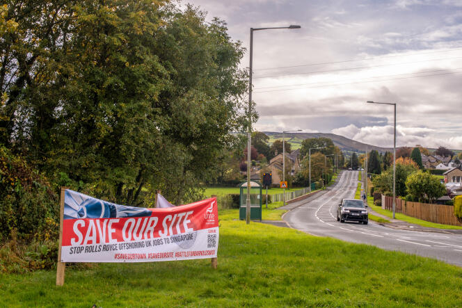 Une banderole syndicale appelant à sauver le site de l’usine Rolls-Royce de Barnoldswick (nord de l’Angleterre), le 6 octobre.