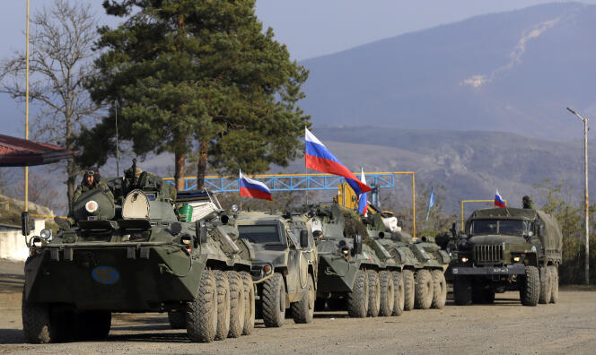 Des forces de maintien de la paix russes sur la route de Chouchi, au Haut-Karabakh, le 17 novembre.