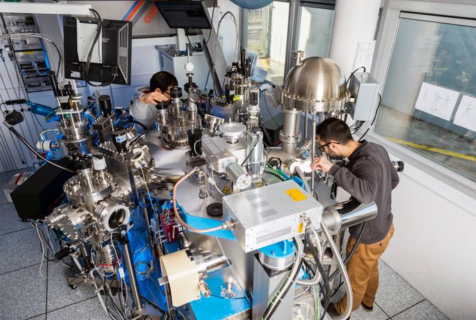 Le CNRS fait remonter la naissance de la première start-up issue des laboratoires qu’il supervise à 1946.