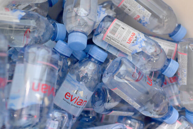 Danone a subi de plein fouet la fermeture des restaurants et le confinement, qui font plonger ses ventes d’eau en bouteille, notamment les petits formats, plus lucratifs (à New York, en 2019).