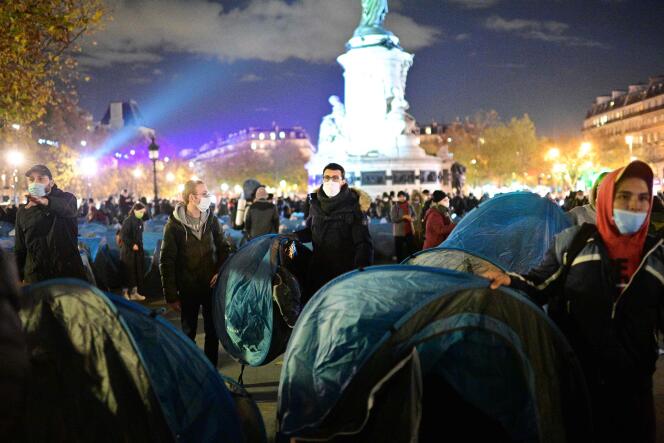Des migrants et des associations installent des tentes sur la place de la République à Paris.