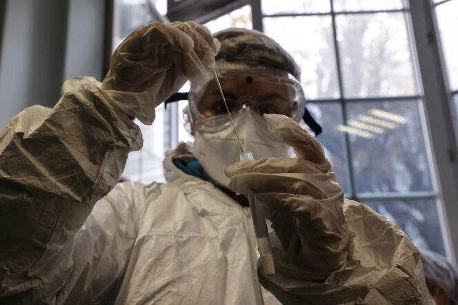 Un étudiant en médecine sécurise un test antigénique réalisé au lycée Emile-Dubois à Paris, lundi 23 novembre 2020.
