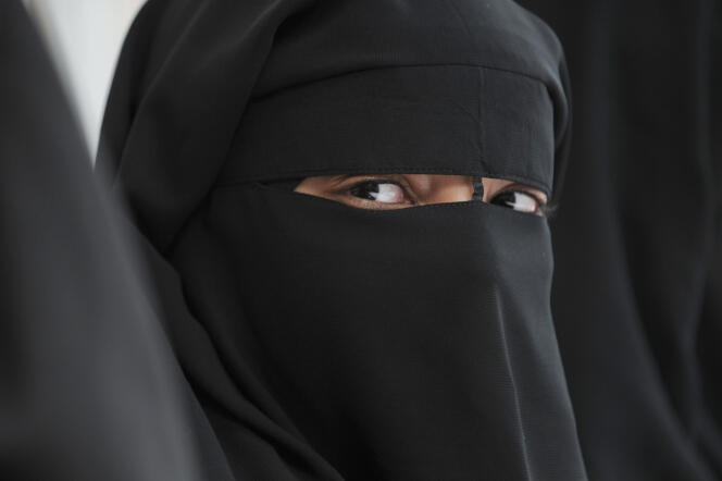 Une musulmane portant le niqab, à Montreuil (Seine-Saint-Denis) en 2018.