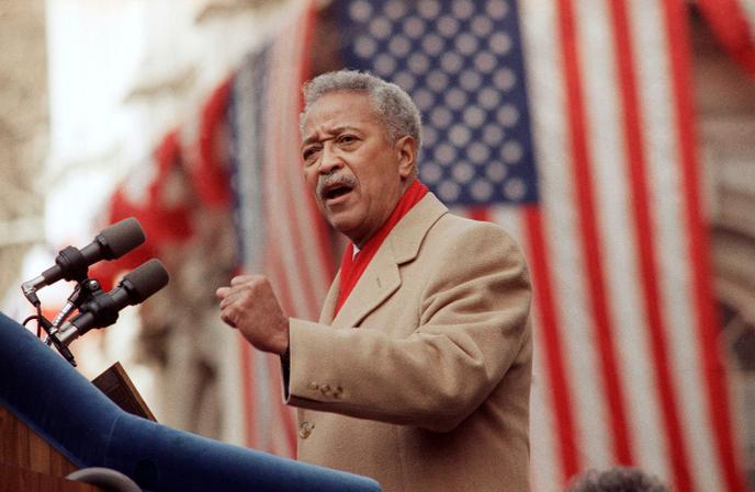 David Dinkins lors de son premier jour à la tête de la mairie de New York, le 2 janvier 1990.