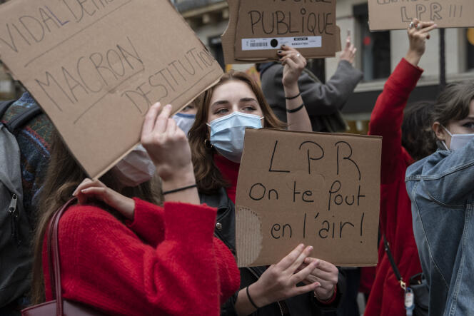 Rassemblement contre la loi de programmation de la recherche, devant la Sorbonne, à Paris, le 17 novembre.