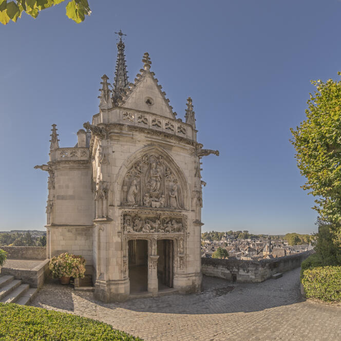 La chapelle Saint-Hubert du château Amboise (Indre-et-Loire) abrite la tombe de Léonard de Vinci.