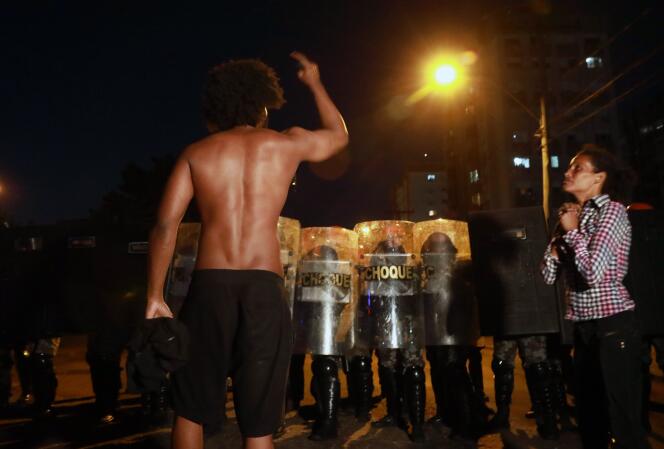 Confrontations entre la police et des manifestants noirs, à Porto Alegre (Brésil), le 23 novembre, après la mort de Joao Alberto Silveira Freitas.