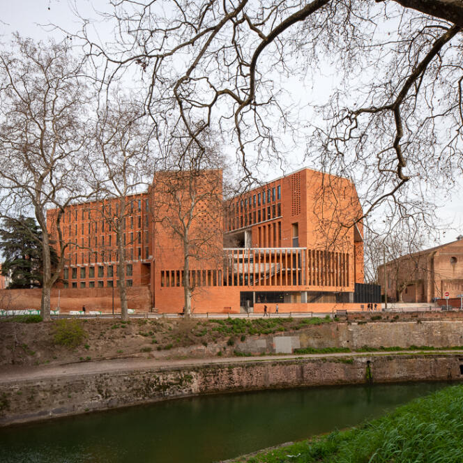 La Toulouse School of Economics, réalisée par Yvonne Farrell et Shelley McNamaraen, de l’agence Grafton, en association avec l’agence française Vigneu & Zilio Architectes.