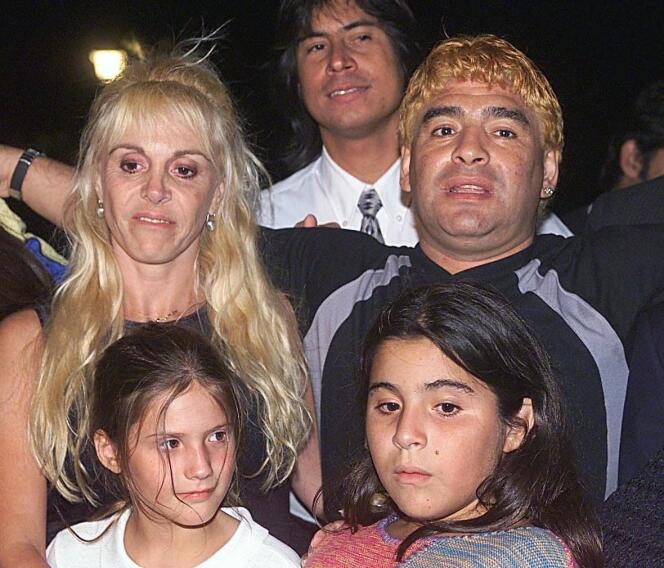 La légende du footbal Diego Maradona, le 21 janvier 2000, avec son épouse Claudia et ses filles dans un hôtel de La Havane, où il était venu fêter son anniversaire.
