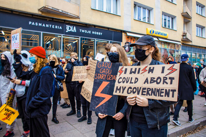 Dans les rues de Gdynia, en Pologne, le 28 octobre 2020, des manifestants défilent contre la décision du Tribunal constitutionnel de rendre quasiment illégal l’avortement.