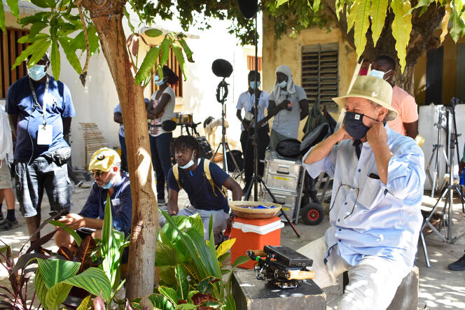 Robert Guédiguian (à droite) le 10 novembre à Thiès, à 70 km de Dakar, choisie comme lieu de tournage pour ses ressemblances avec Bamako, au Mali.
